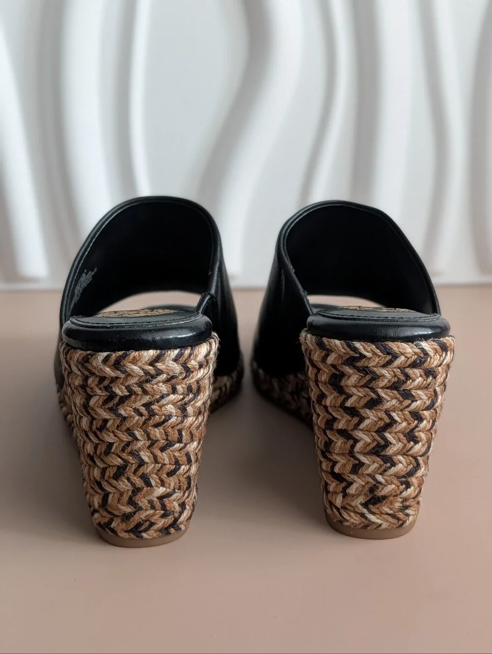 NIB Vince Camuto Fayla Black Leather Raffia Wedge Sandals Size 8